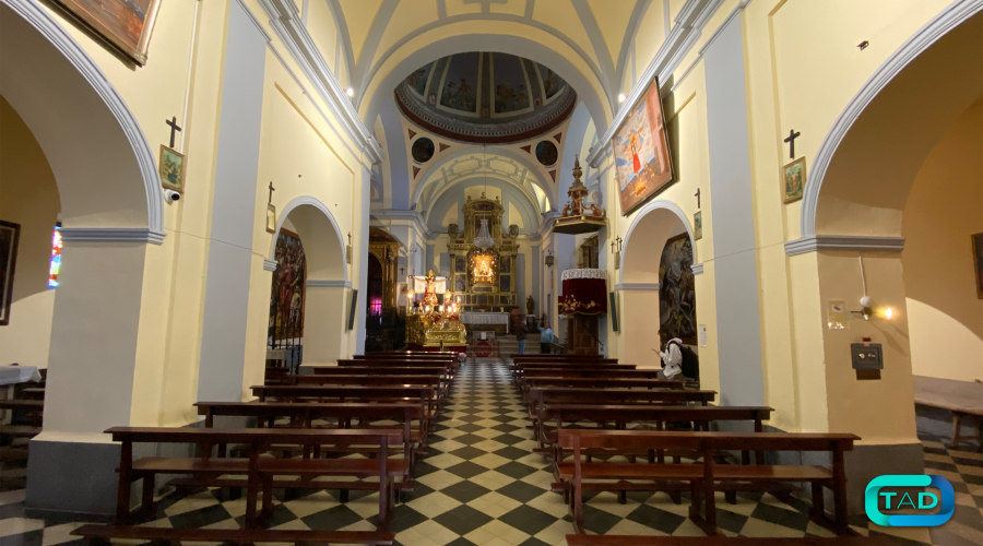 La ermita que mira hacia el pueblo de Almorox